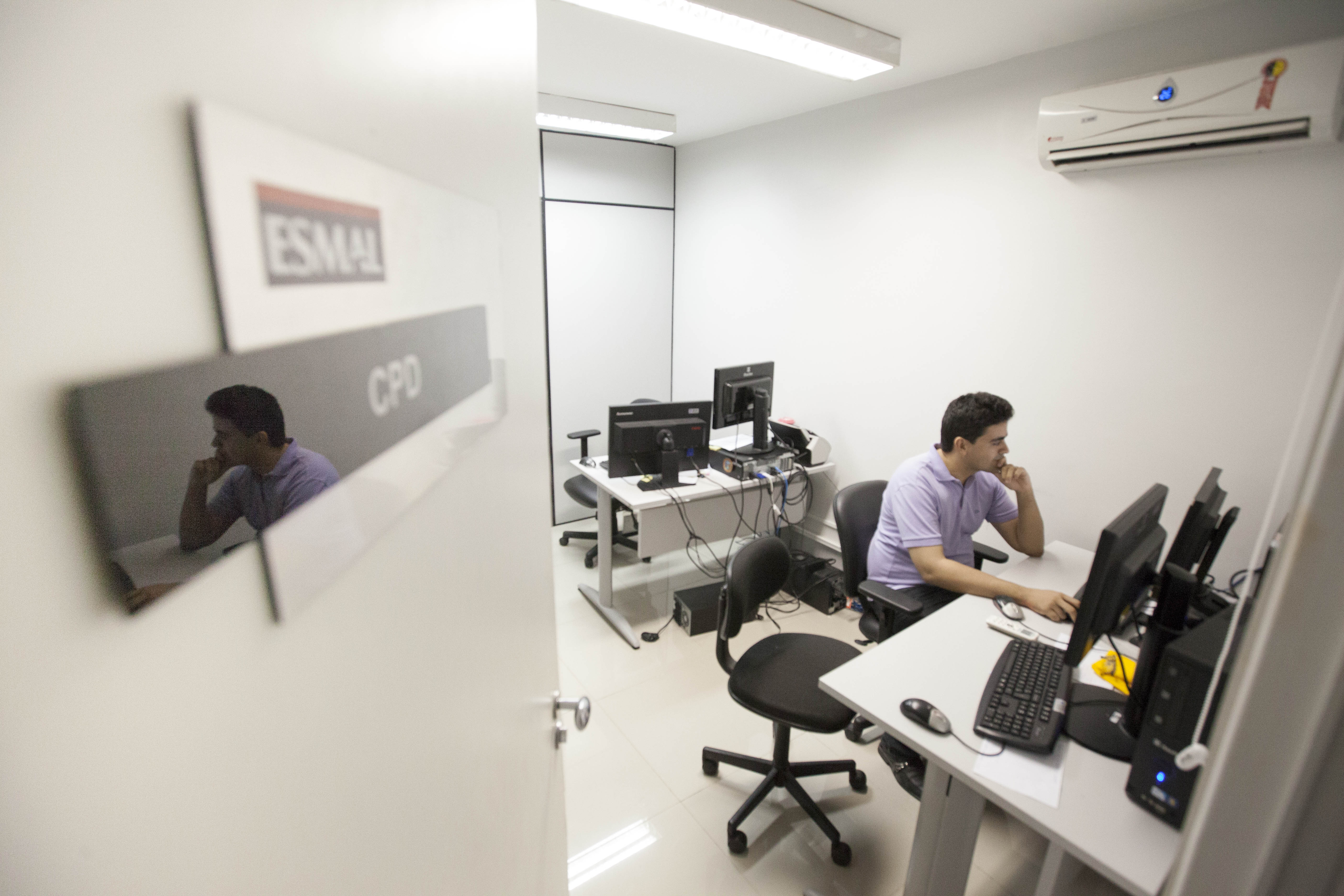 Salas de trabalho receberam móveis mais ergonômicos e modernos