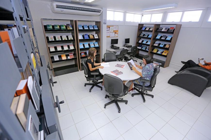 Espaço para leitura na Biblioteca do Poder Judiciário